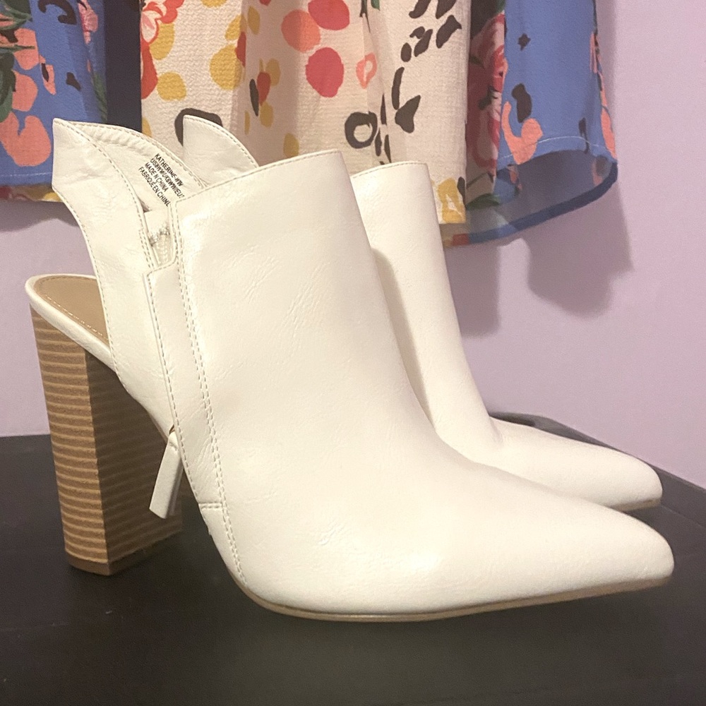 JustFab pointed toe heel, side zipper slip on with back strap, white